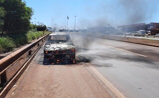 Fiat Uno destruído pelo fogo após cruzar bloqueio de pneus em chamas (Foto: Adilson Domingos)
