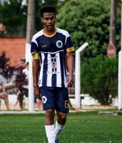 Jogador de 21 anos passa mal durante partida de futebol amador e morre