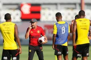 Vítor Pereira orientando jogadores do Flamengo em treinamento (Foto: Gilvan de Souza/CRF)