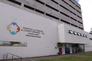Fachada do Hospital do Câncer, em Campo Grande. (Foto: Kísie Ainoã/Arquivo)