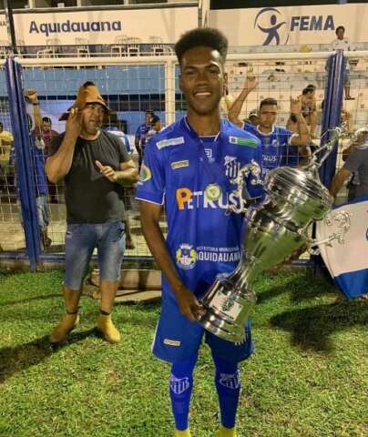 &quot;Menino cheio de sonhos&quot;, diz m&atilde;e de jogador que morreu ap&oacute;s passar mal em campo