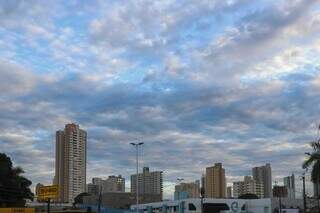 Céu da Capital com algumas nuvens nesta manhã (Foto: Henrique Kawaminami)