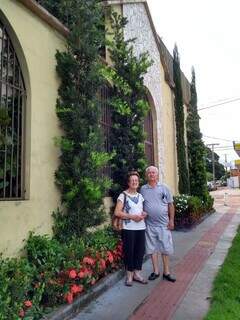 Olga e Imer em frente à casa onde moram há 53 anos. (Foto: Arquivo pessoal)