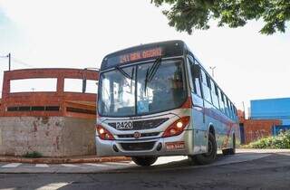Ônibus saindo de Terminal General Osório em Campo Grande. (Foto: Henrique Kawaminami)