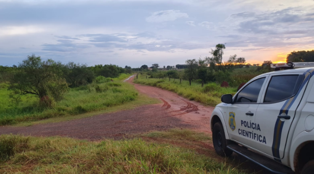 Pol&iacute;cia investiga se mulher encontrada em c&oacute;rrego foi v&iacute;tima de feminic&iacute;dio 