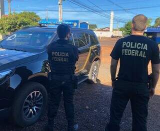 Agentes da PF em um dos locais onde mandados foram cumpridos em Dourados (Foto: Divulgação)