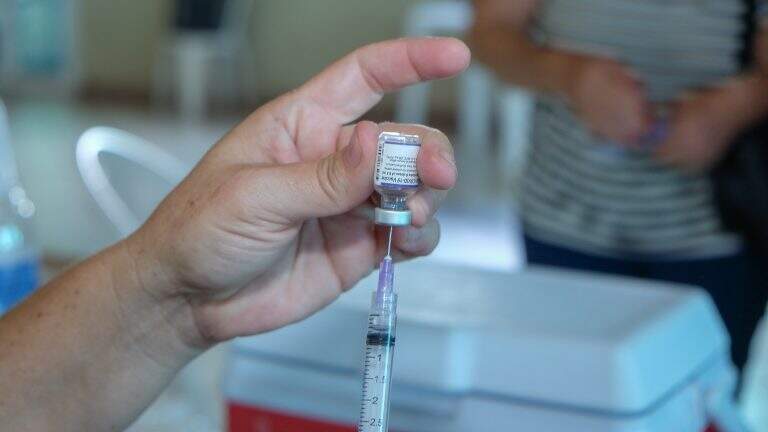 Três unidades de saúde farão plantão de testagem e vacinação amanhã na Capital