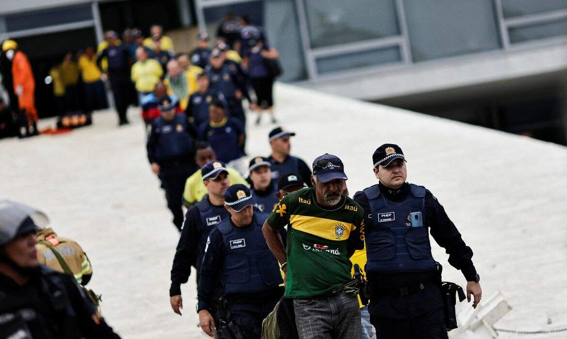 Justiça mantém prisão de 942 investigados por atos em Brasília