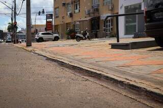 Meio-fio totalmente rebaixado na Avenida Fernando Corrêa da Costa. (Foto: Henrique Kawaminami)