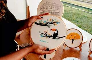 Pássaros e árvores bordados à mão por Gláucia. (Foto: Arquivo pessoal)
