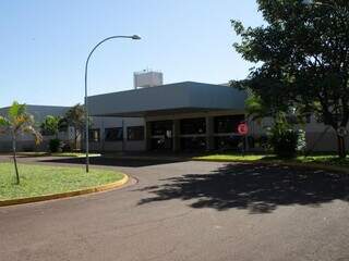 Hospital Universitário de Dourados, onde a vítima está internada. (Foto: Divulgação)