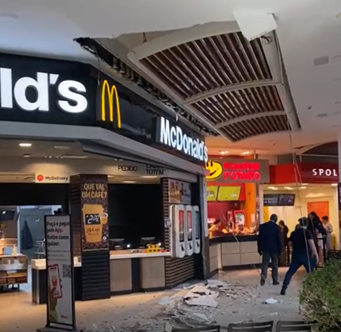 Cliente fica ferido ap&oacute;s teto da pra&ccedil;a de alimenta&ccedil;&atilde;o de Shopping desabar 