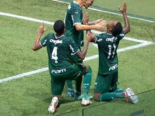 Jogadores durante comemoração do primeiro gol da partida. (Foto: Reprodução/SporTV)