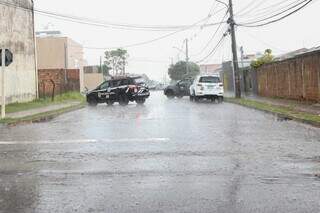 Garoa rápida caiu no bairro Mato do Jacinto, em Campo Grande neste sábado. (Foto: Alex Machado)