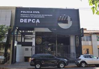 Barbeiro espanca adolescente e pol&iacute;cia descobre estupro 