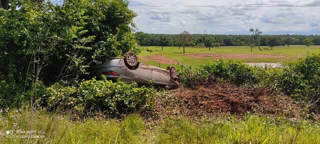 Motorista perde controle e ve&iacute;culo capota na MS-338 