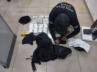 Polícia Civil analisa entorpecentes encontrados na mochila de policial penal. (Foto: Divulgação)