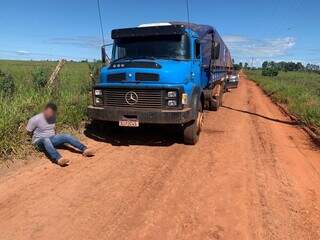 Motorista do caminhão preso em estrada com droga. (Foto: Divulgação/PRF)