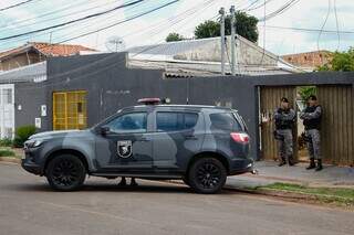 Viatura do Batalhão de Choque em frente de casa onde mulheres foram feitas reféns. (Foto: Alex Machado)