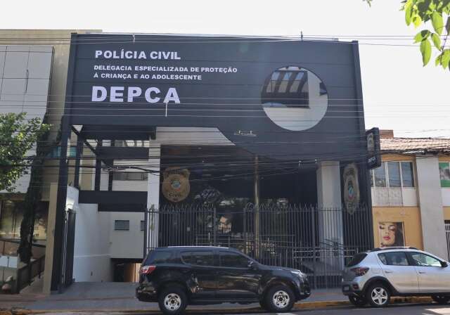 Barbeiro espanca adolescente e pol&iacute;cia descobre estupro 