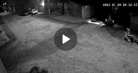 Vídeo mostra momento em que suspeitos de assassinato fogem de moto
