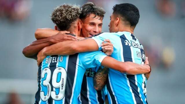 Suarez marca e Gr&ecirc;mio vence Caxias de virada, por 2 a 1