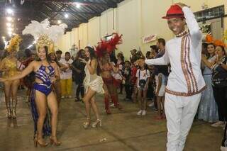 Bailarino da escola durante apresentação de samba-enredo.  (Foto: Paulo Francis)