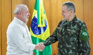 Presidente Luiz Inácio Lula da Silva cumprimenta general Tomás Miguel Ribeiro Paiva. (Foto: Ricardo Stuckert/Palácio do Planalto)