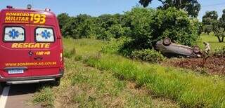 Carro capotou e parou às margens da rodovia, entre Santa Rita e Bataguassu. (Foto: Cenário MS)