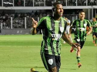 O jovem Luan Cristiano marcou os três gols da vitória de hoje. (Foto: Tereza Horta/América-MG)