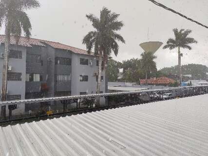 Sob alerta de tempestade, tarde começa com chuva em Campo Grande