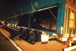 Carreta com carv&atilde;o vegetal pega fogo na BR-163