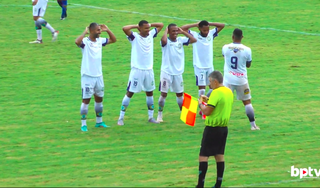 Jogadores do Costa Rica comemorando segundo gol da partida (Foto: Reprodução/CREC TV)