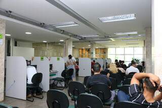 Candidatos esperando atendimento na Funtrab em Campo Grande. (Foto: Marcos Maluf | Arquivo)