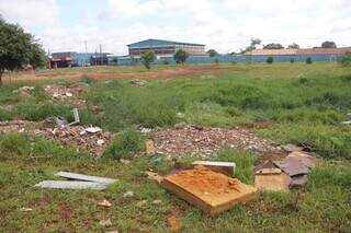 Moradores afirmam que área está abandonada (Foto: Paulo Francis)