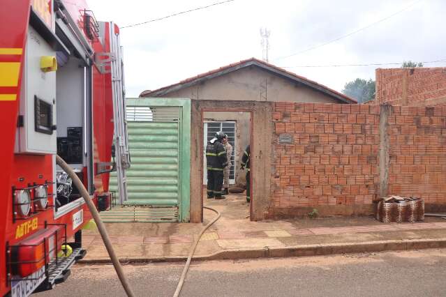 Casa tem forro derretido durante inc&ecirc;ndio no Jardim Vida Nova 