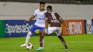 Jogadores da Ferroviária e Santo André disputam bola. (Foto: Divulgação/Santo André)