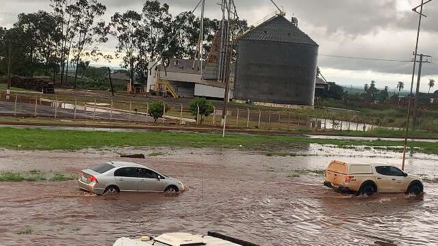 Chuva alaga rodovia e motoristas s&atilde;o obrigados a desviar por dentro de cidade