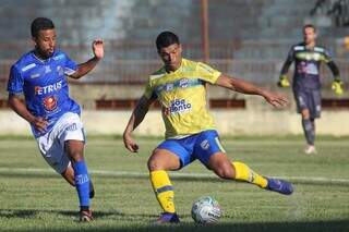 Jogadores do Aquidauanense e Dourados em disputa de bola (Foto: Franz Mendes)