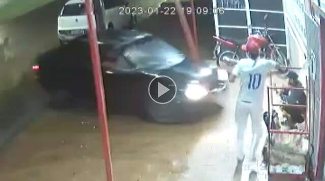Motorista que atropelou padrasto fugiu ap&oacute;s pneu de carro estourar 