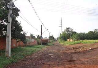 A partir da Guaicurus, Rua Salomão Abdalla não tem asfalto. (Foto: Paulo Francis)