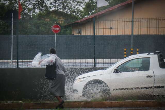 Chove em Campo Grande e previs&atilde;o &eacute; de pancada forte com risco de temporal