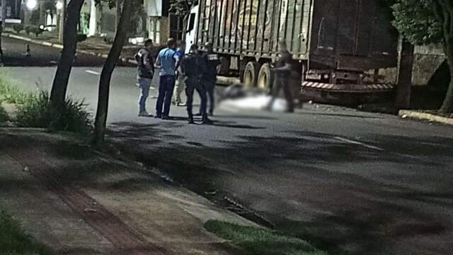 Motociclista de 23 anos morre ao atingir caminh&atilde;o estacionado