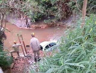 Bombeiros no local onde carro caiu em córrego e dois morreram (Foto: Direto das Ruas)