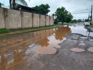 Água parada em rua pavimentada de Campo Grande (Foto: Cleber Gellio)