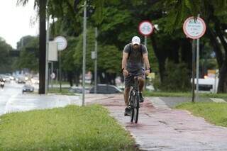 Ciclista pedalando na garoa (Foto: Marcos Maluf)