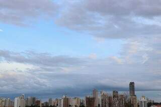 Céu da Capital parcialmente coberto nesta manhã (Foto: Henrique Kawaminami)