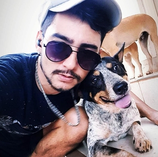 Estudante Eduardo Alves e seu cão Santiago, que faz tratamento para leishmaniose (Foto: Arquivo Pessoal)