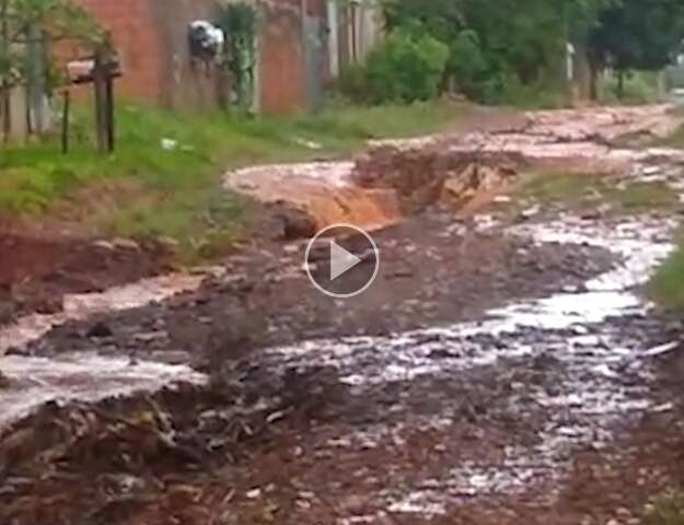 Solo encharcado acende alerta para erosões e coloca em risco estrutura