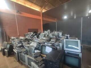 Televisores de tubo e videocassetes que foram arrematados por R$ 2,1 mil. (Foto: Regina Aude Leilões)